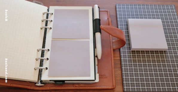 Bible 手帳空白頁貼上兩張 75 × 75 mm 便利貼,尺寸剛好填滿頁面部分空間