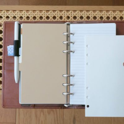 Bible 活頁手帳打開至空白的自製每日待辦事項內頁